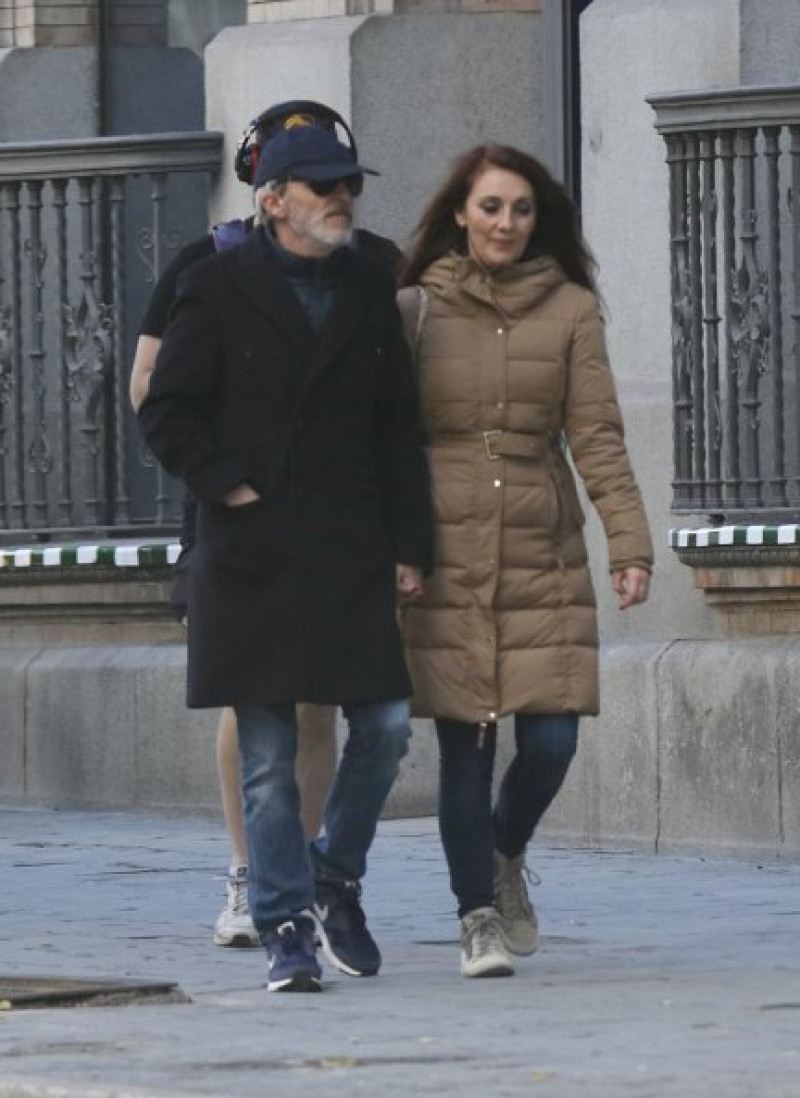 Fernando, de 54 años, y su nuevo amor, paseando por las calles de Sevilla. 