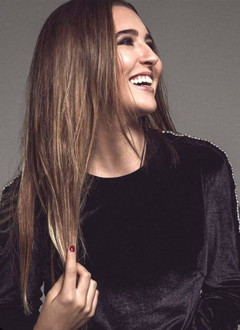 Alcanzada la mayor de edad, Alba es una guapa joven que ha heredado la belleza de su madre, Vicky.