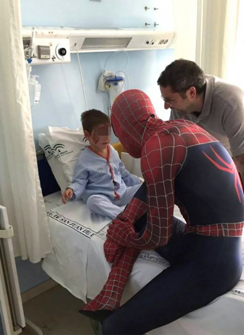 Edu se convierte en Spiderman para visitar a los niños en los hospitales. 