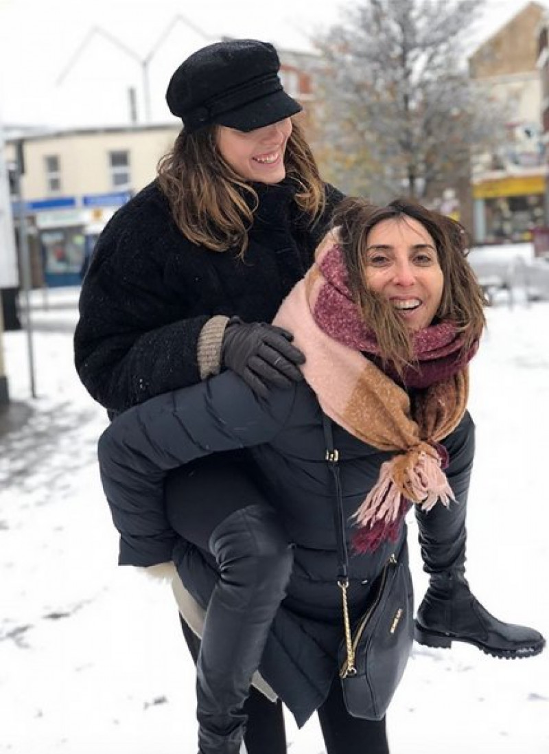 La presentadora, con su hija, Anna, en uno de sus viajes a Londres.  