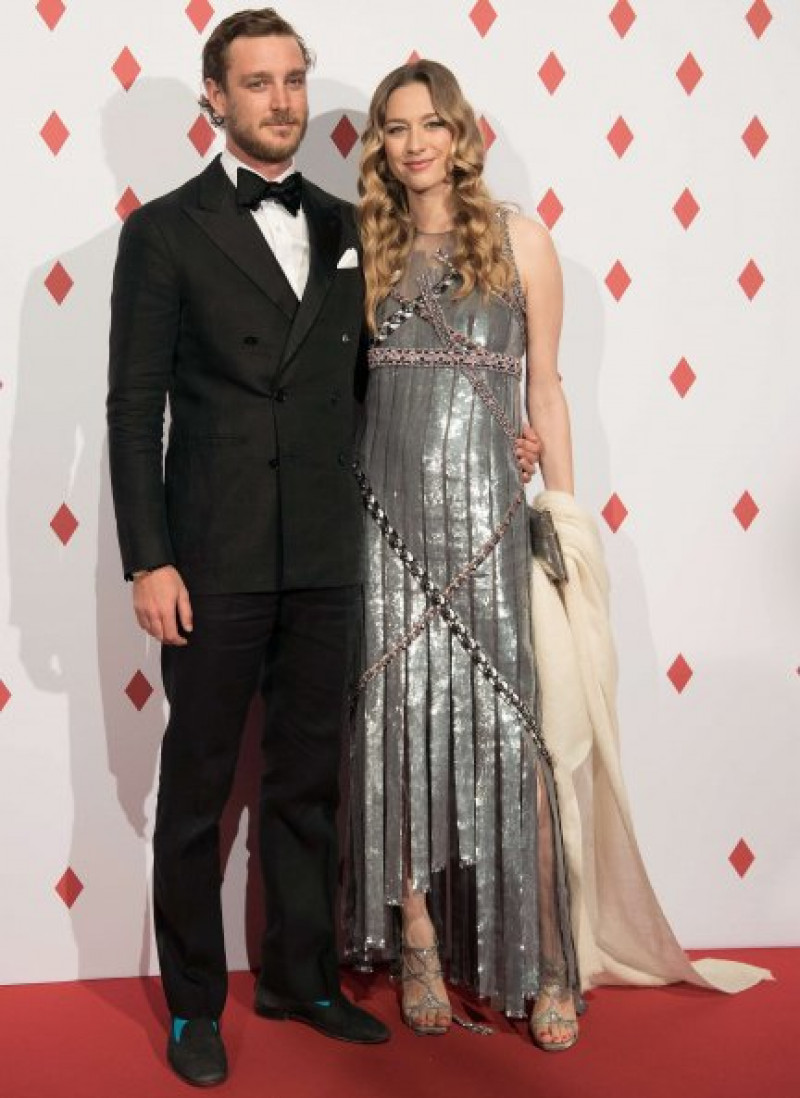 Esta pareja de guapos aristócratas intenta llevar una vida alejada de los focos