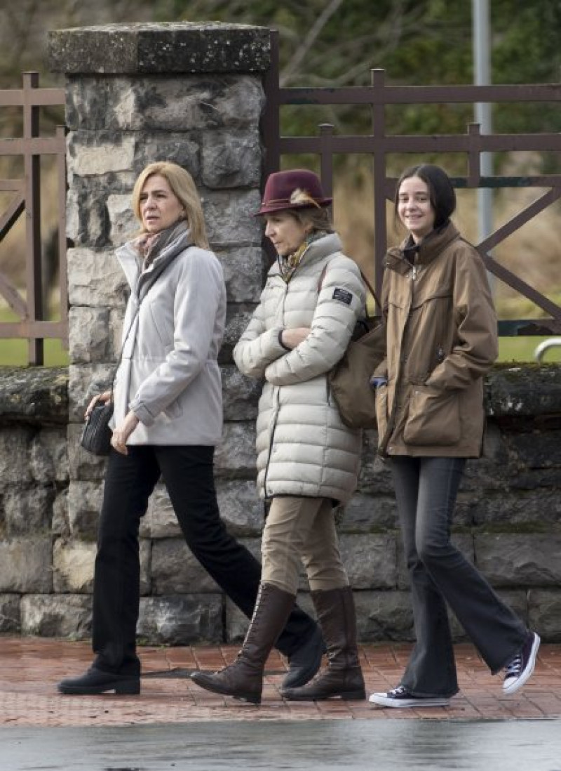 Las infantas, durante un paseo con Victoria Federica.  