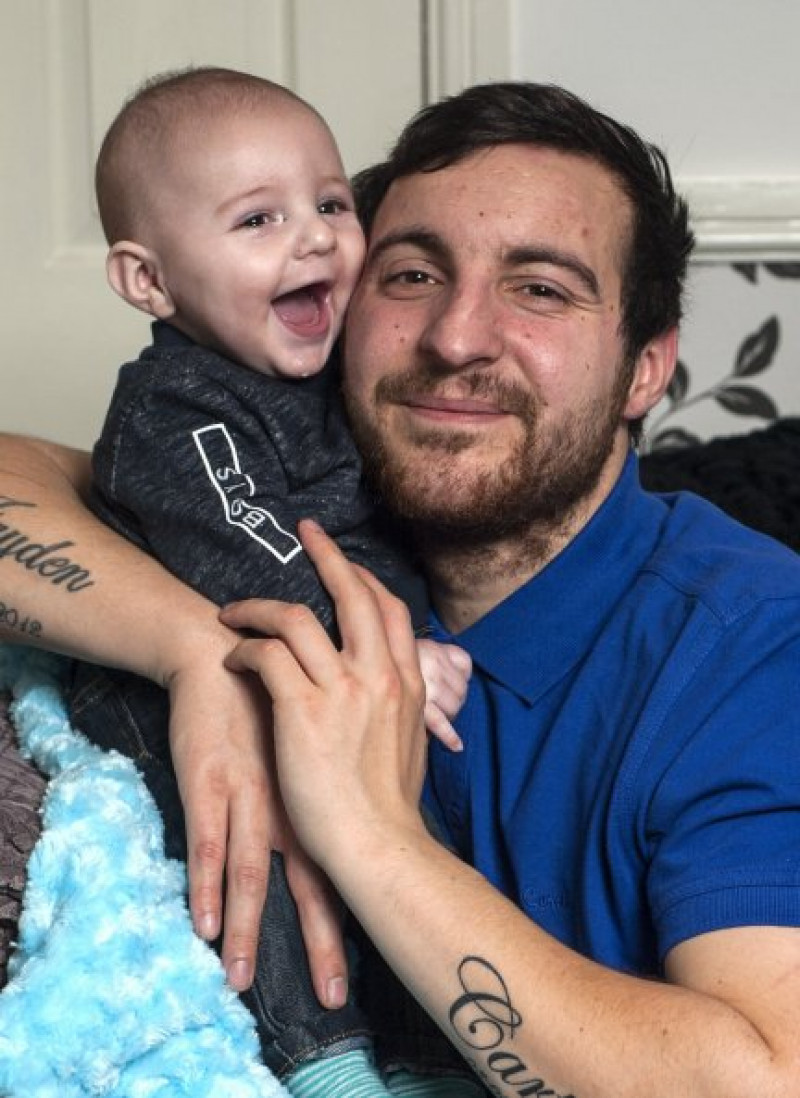 James Spence con su hijo Carter después de recuperarse de su accidente.
