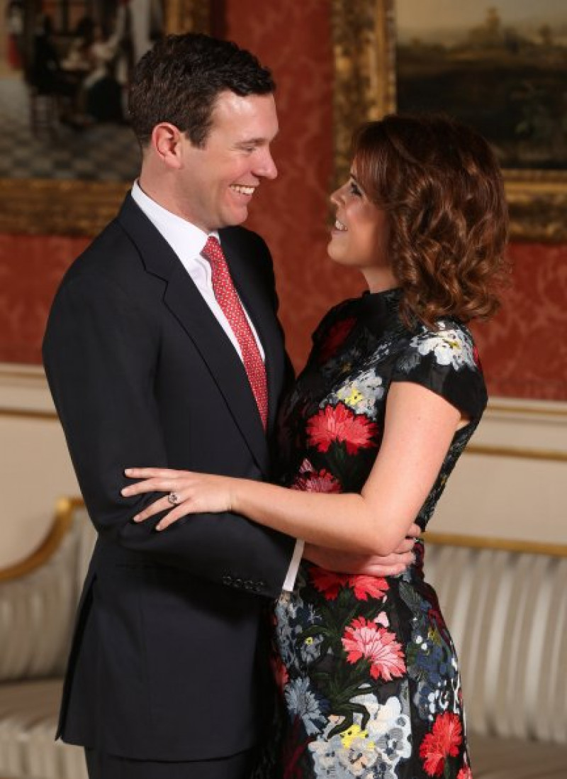 La princesa Eugenia y Jack Brooksbank posan para anunciar su compromiso.