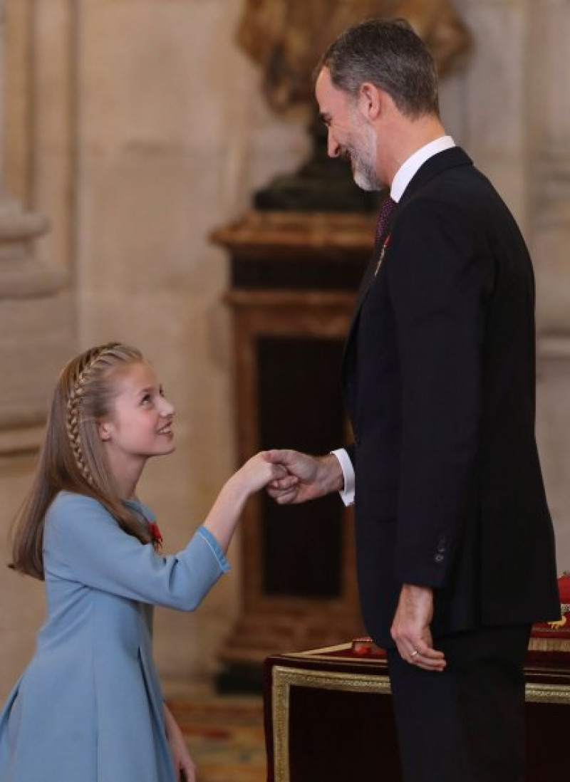 La Princesa de Asturias le hizo una reverancia a su padre después de que le impusiera la insignia.