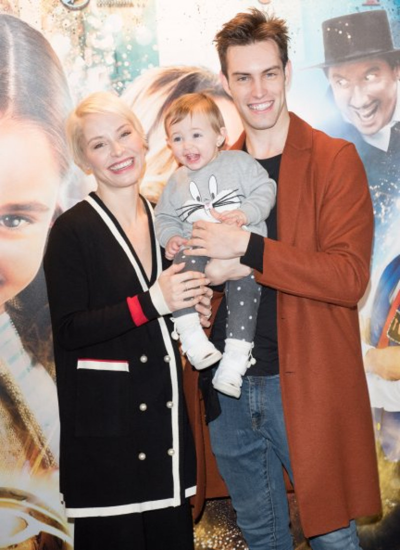 Soraya Arnelas con su marido, Miguel Ángel, y su hija, Manuela.