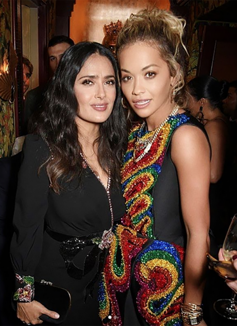 La actriz Salma Hayek con la cantante Rita Ora en la fiesta de los Bafta.