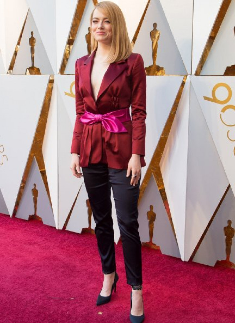 Emma Stone lució un traje pantalón de Louis Vuitton.