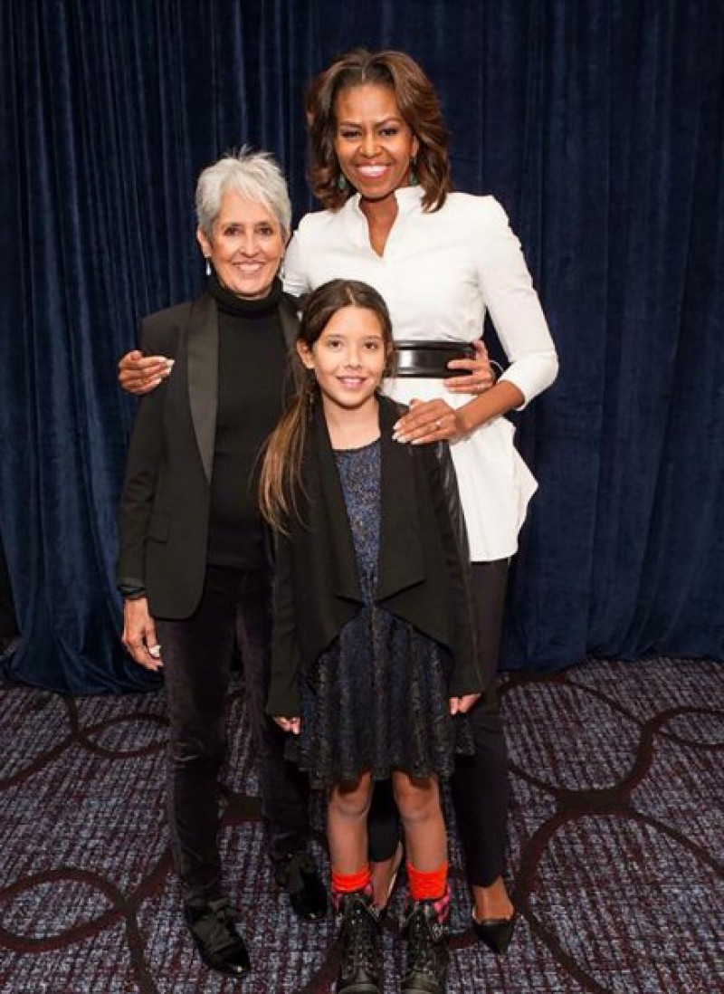 La cantautora con su nieta, Jasmine, y la ex primera dama Michelle Obama.
