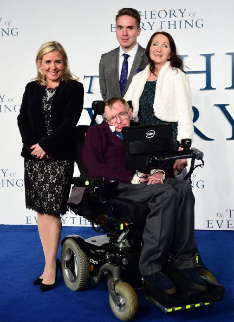 Stephen Hawking, con su exmujer Jane Wilde y sus hijos Lucy y Tim.