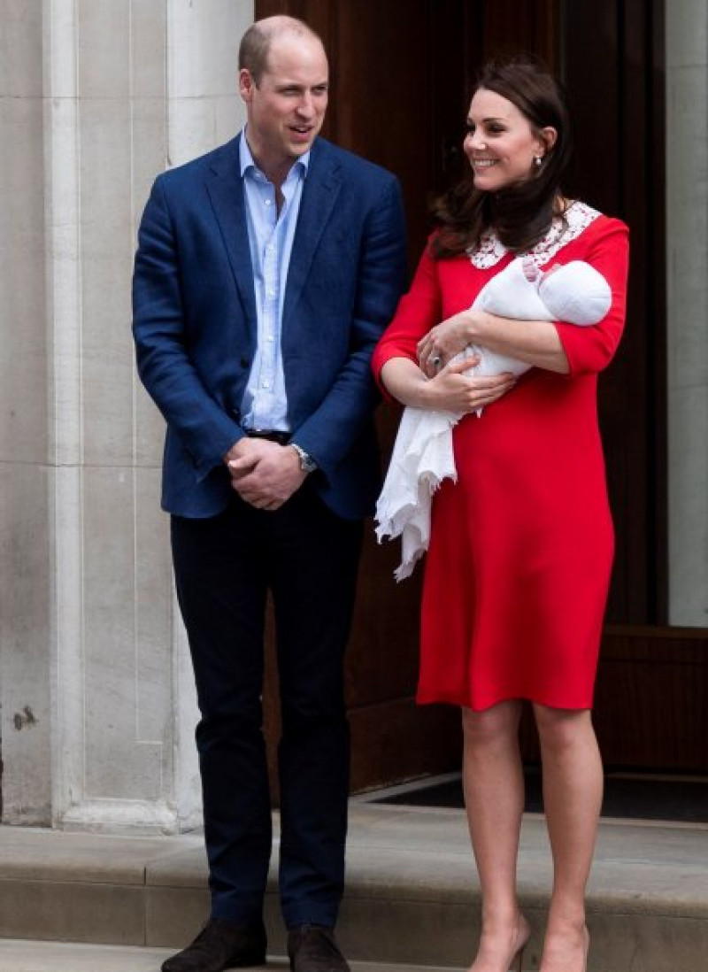 Los duques de Cambridge con su tercer hijo.