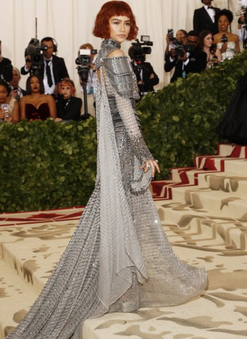 Zendaya, con un estilismo de Versace a lo Juana de Arco.