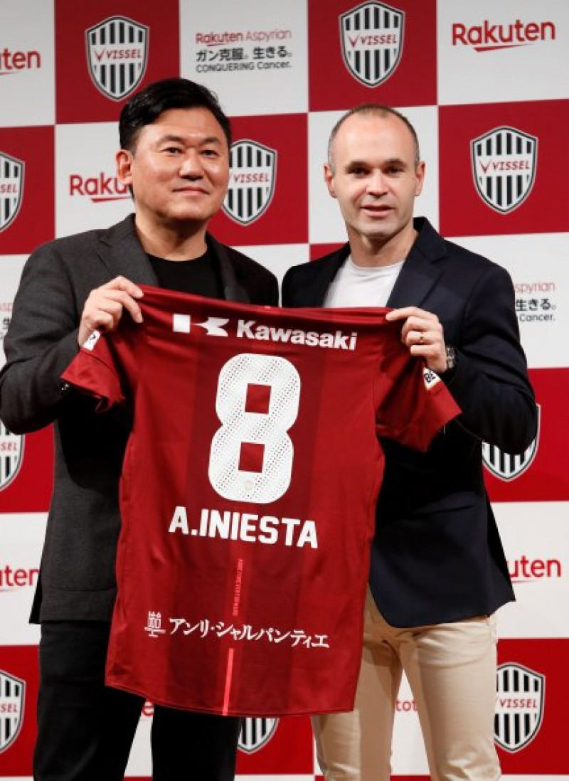 El jugador con Hiroshi Mikitani, propietario del Vissel Kobe y de Rakuten, principal patrocinador del Barça.