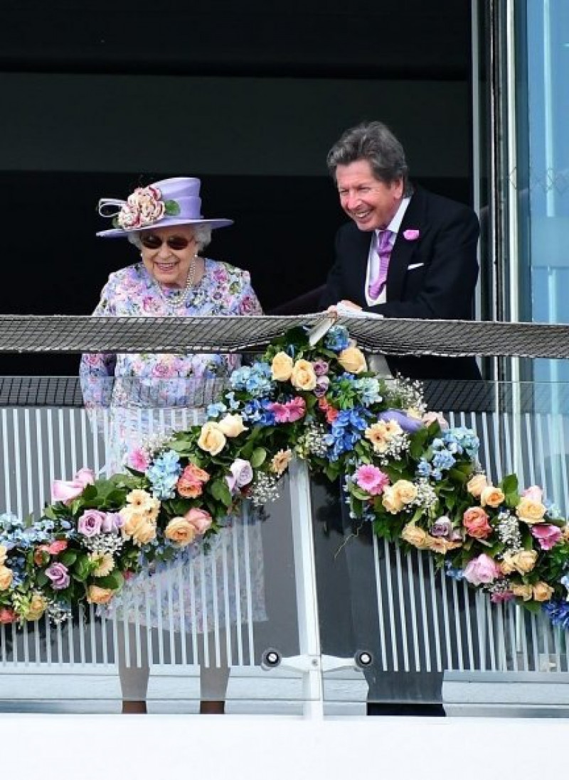 La Reina con John Warren, quien cuida los purasangres que ella cría.