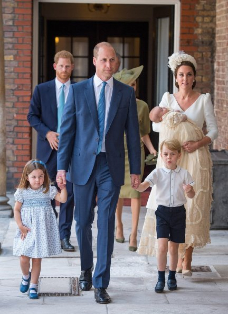 Los duques de Cambridge y sus tres hijos, George, de 4 años; Charlotte, de 3, y Louis, en brazos de su madre.