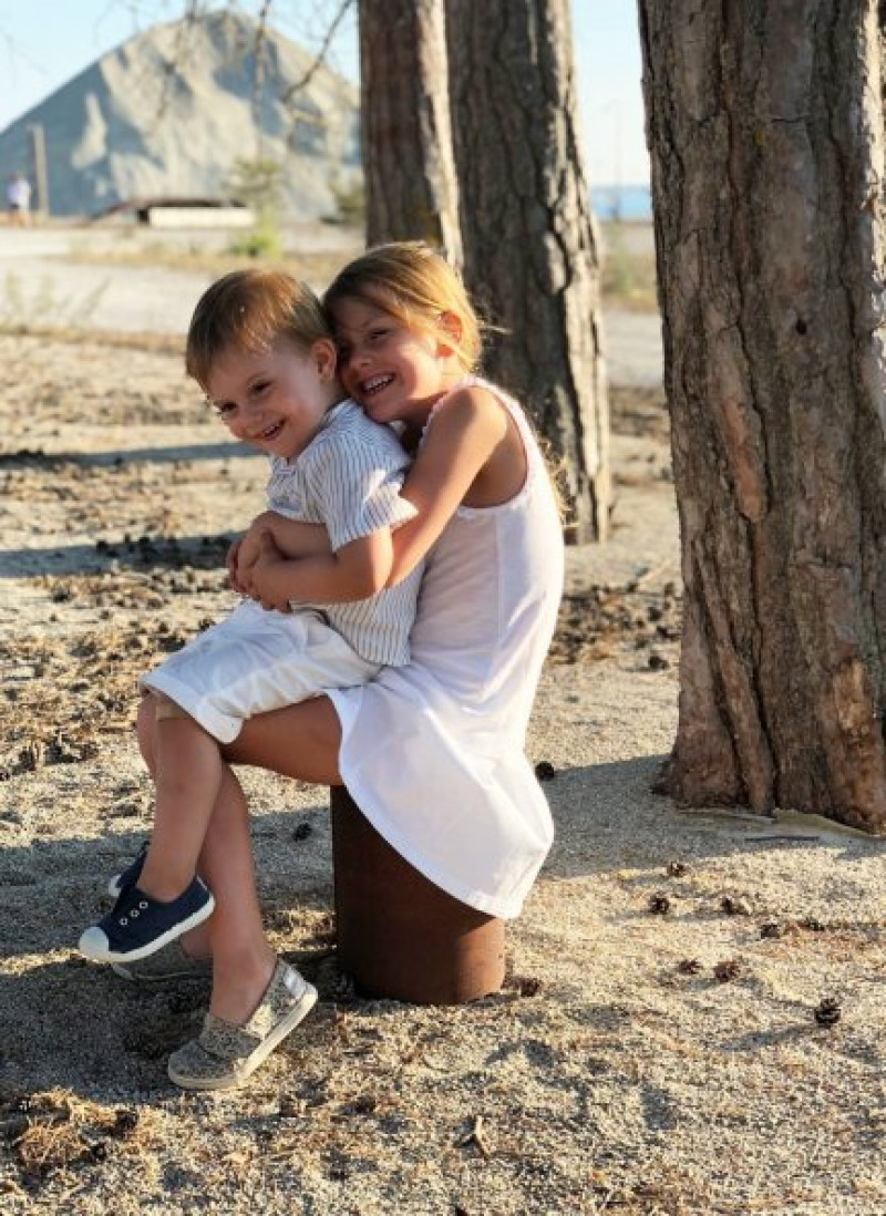 Estela y Óscar son dos niños risueños a los que les encanta posar para mamá.