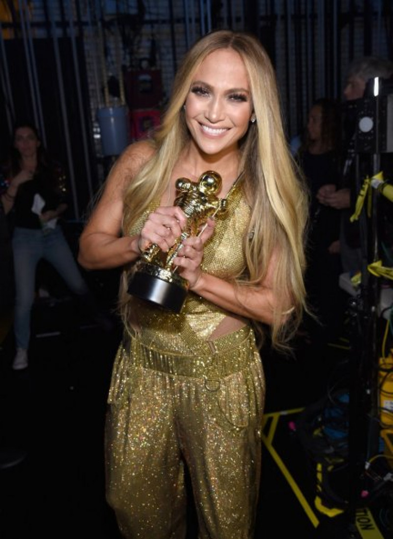 Jennifer Lopez con su premio.