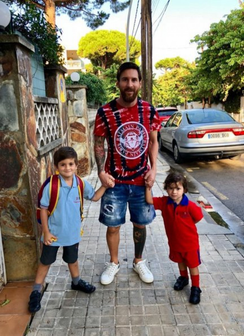 La mujer de Messi compartió en su Instagram esta imagen del jugador con Thiago y Mateo.