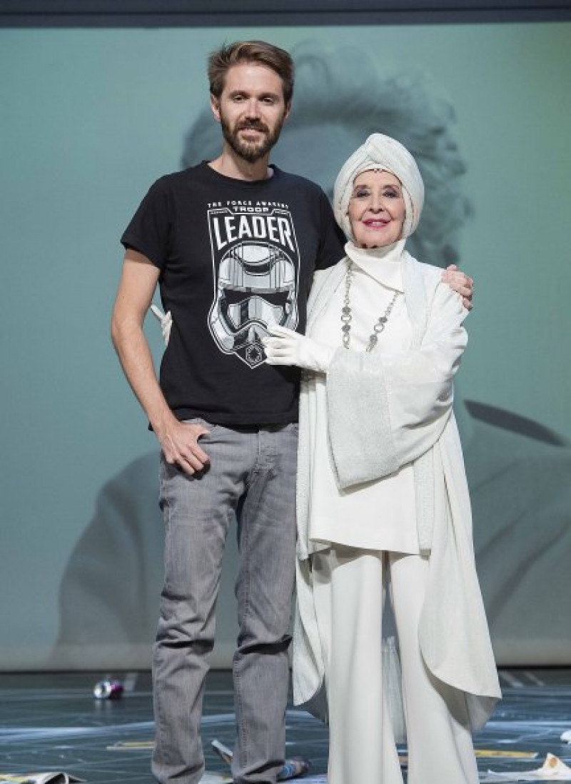 La actriz con su hijo Manuel, autor y director de «El funeral».