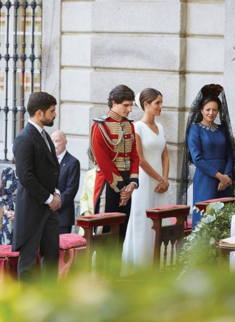 Bonito plano de la pareja durante la ceremonia