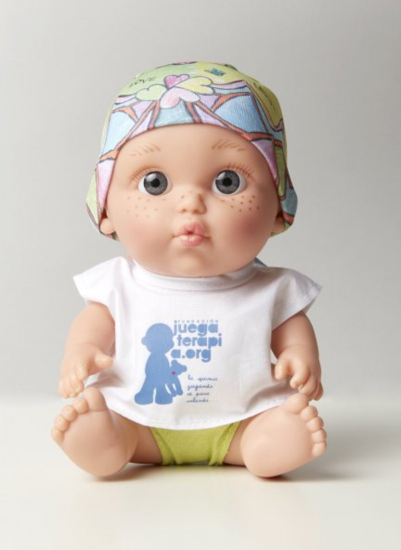 Imagen del Baby Pelón que luce el pañuelo diseñado por la cantante