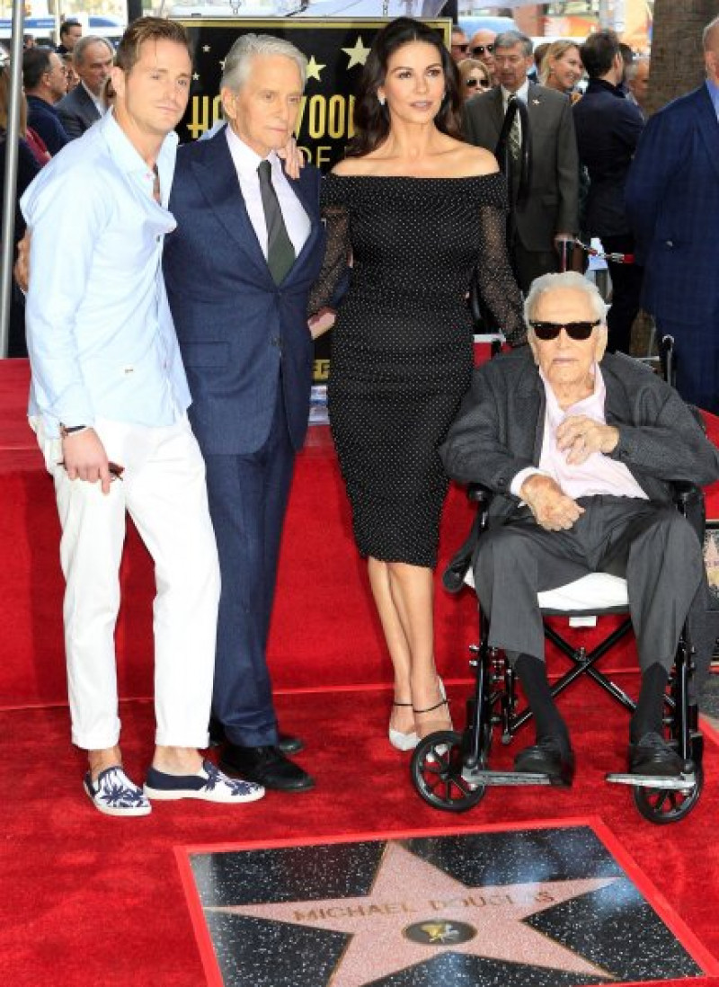 El actor, con su hijo Cameron, su esposa, Catherine y su padre, Kirk Douglas.