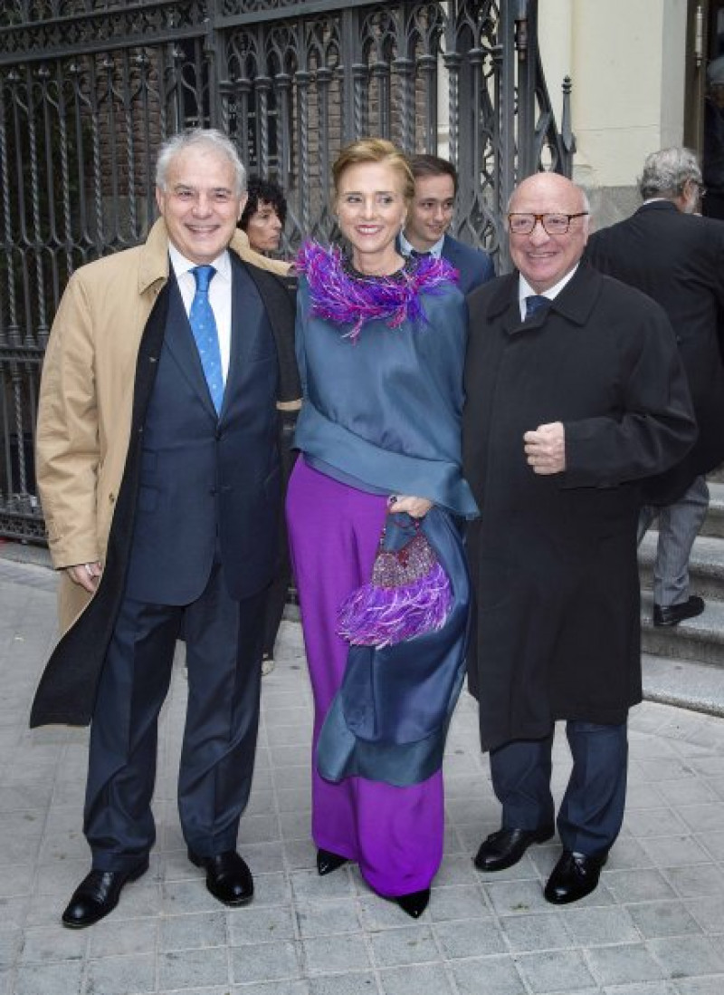 María José Vázquez, madre de la novia, con Raúl Sénder y otro invitado.