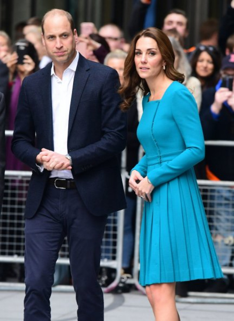 Guillermo y Kate están desorientados respecto a cómo enseñar a sus hijos, que aún son muy pequeños, a usar el móvil.