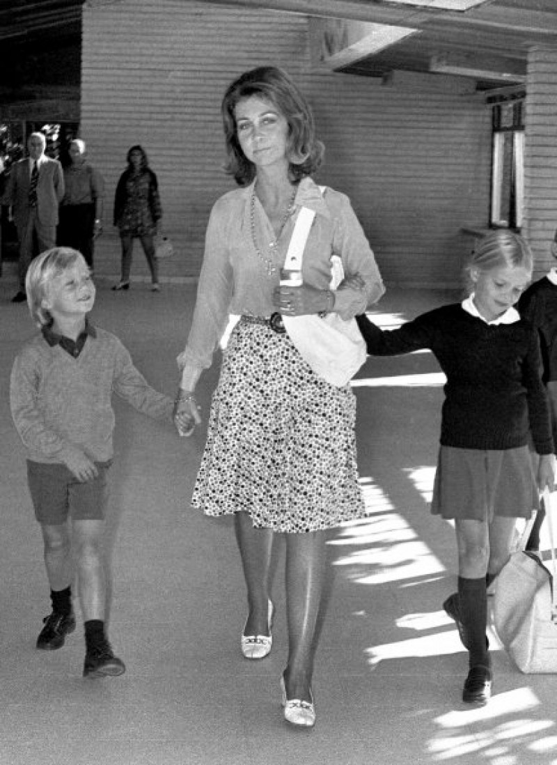 En su vida privada, la reina Sofía era como cualquier mamá que se ocupa de sus hijos y los lleva al colegio.
