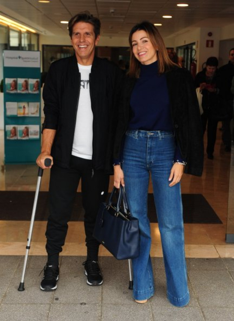 Manuel, a su salida del hospital junto con su inseparable mujer, Virginia