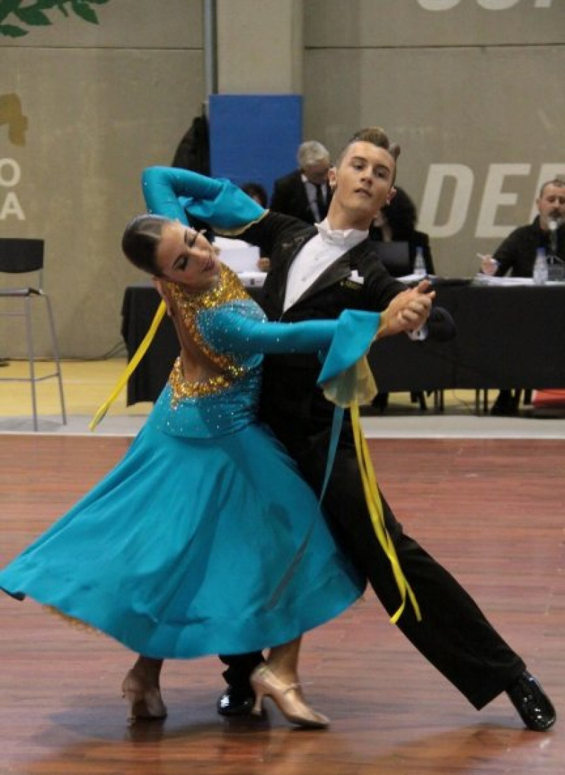 El joven, con Claudia Moreno, su pareja de baile y mejor amiga.