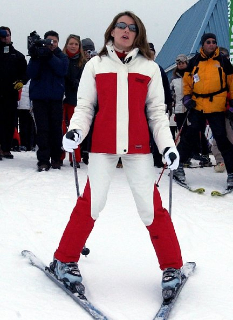 Siendo novia del príncipe Felipe, Letizia Ortiz debutó en la nieve ante la prensa y lo hizo, como cualquier buen novato, deslizándose en cuña.