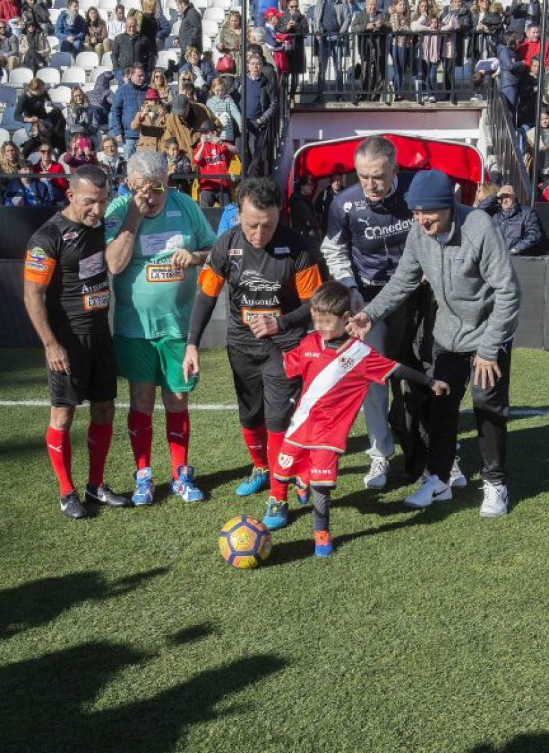 El extorero con su hijo, José Mari, que hizo el saque de honor en un partido benéfico.