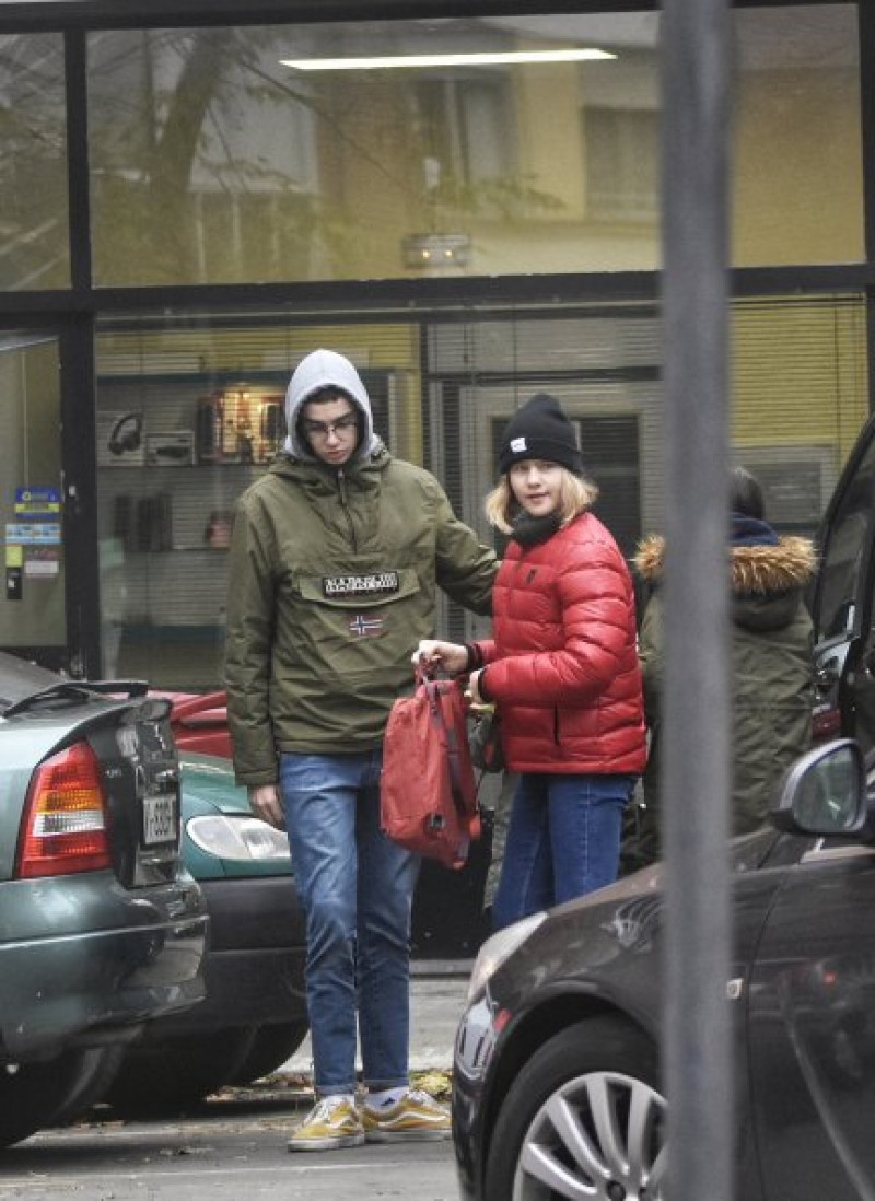 Pablo, segundo de los hijos de Iñaki y Cristina, con su hermana Irene.