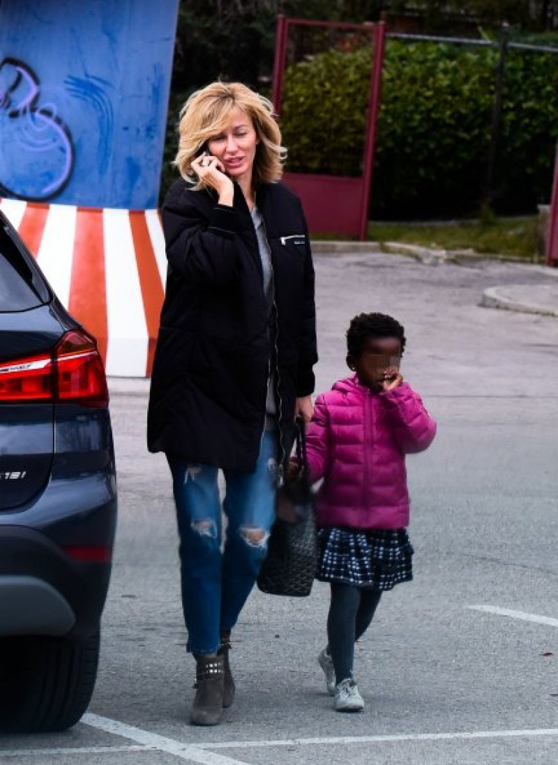 La presentadora, con la pequeña Dorcette.