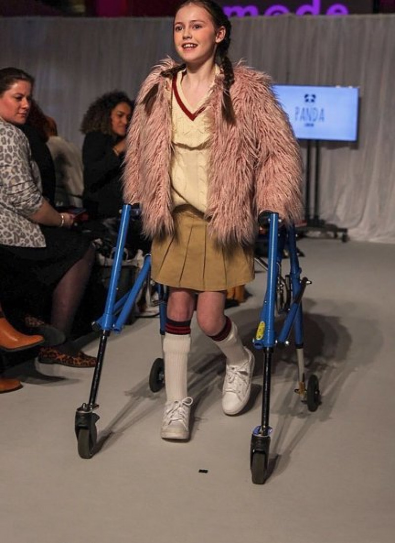 Katie, de 11 años, debutó en la Semana de la Moda de Londres