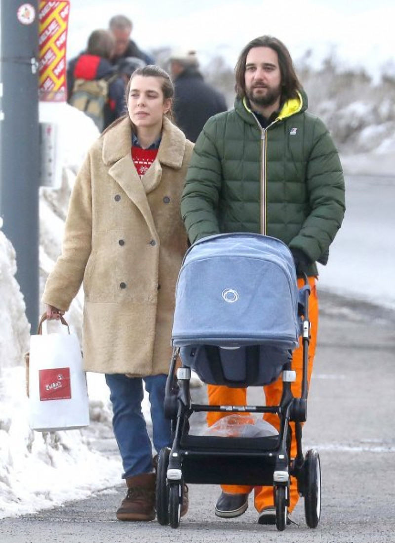 La pareja, paseando con su hijo, Balthazar.