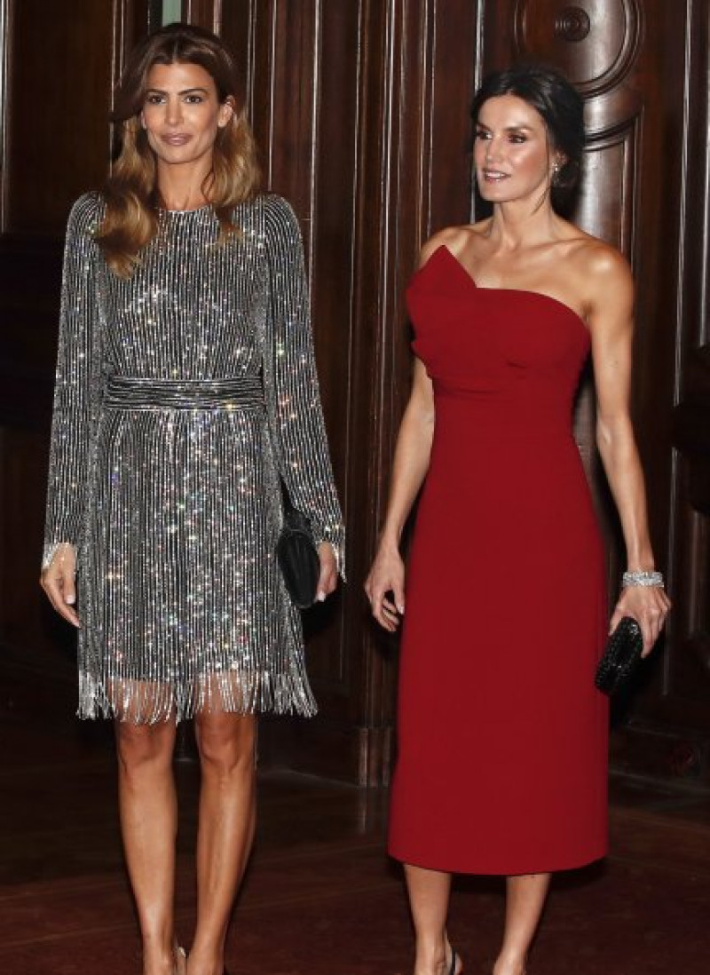 En la recepción ofrecida por los Reyes para los Macri, Letizia y Juliana empataron en estilo.