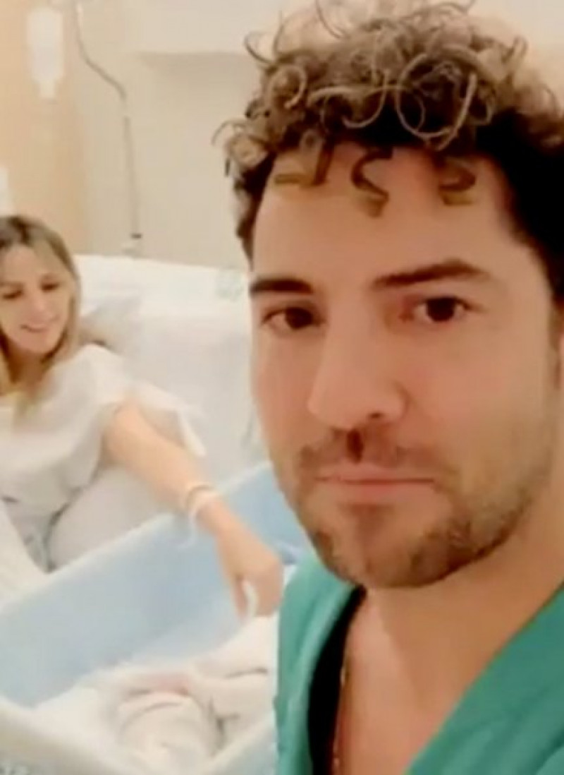 La feliz pareja compartió la primera imagen de los tres en Instagram