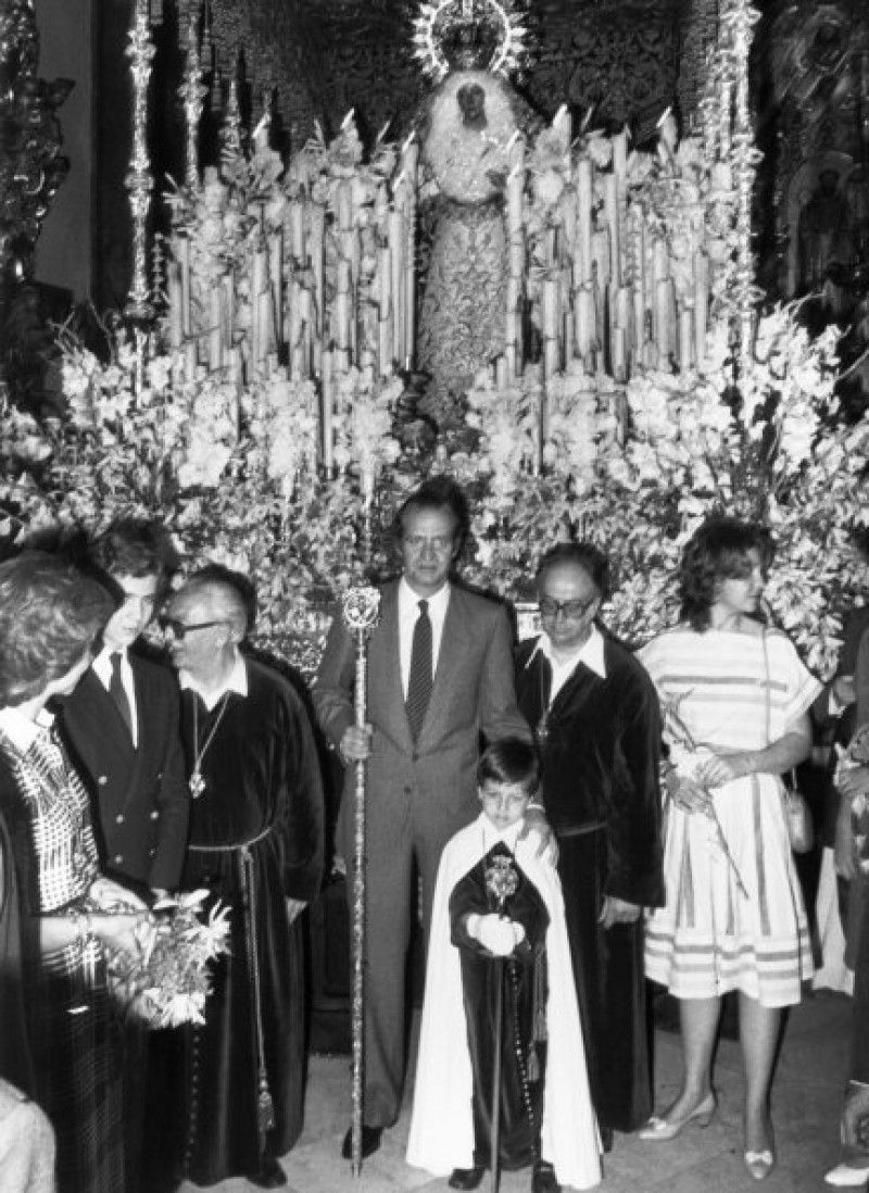 El rey, en 1984, con la vara de Hermano Mayor Honorario en la Cofradía de la Virgen de la Esperanza, en Triana, acompañado por doña Sofía y sus hijos Felipe y Cristina.