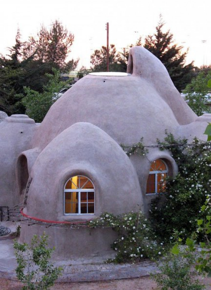 El arquitecto de origen iraní Nadel Khalili ha ideado el superadobe, una forma de construir barata, ecológica y resistente a terremotos a partir de sacos de tierra.