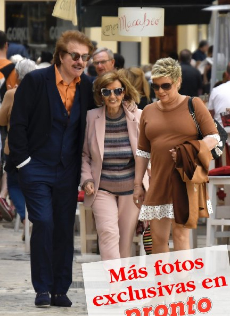 María Teresa, Terelu y Bigote por las calles de Málaga.