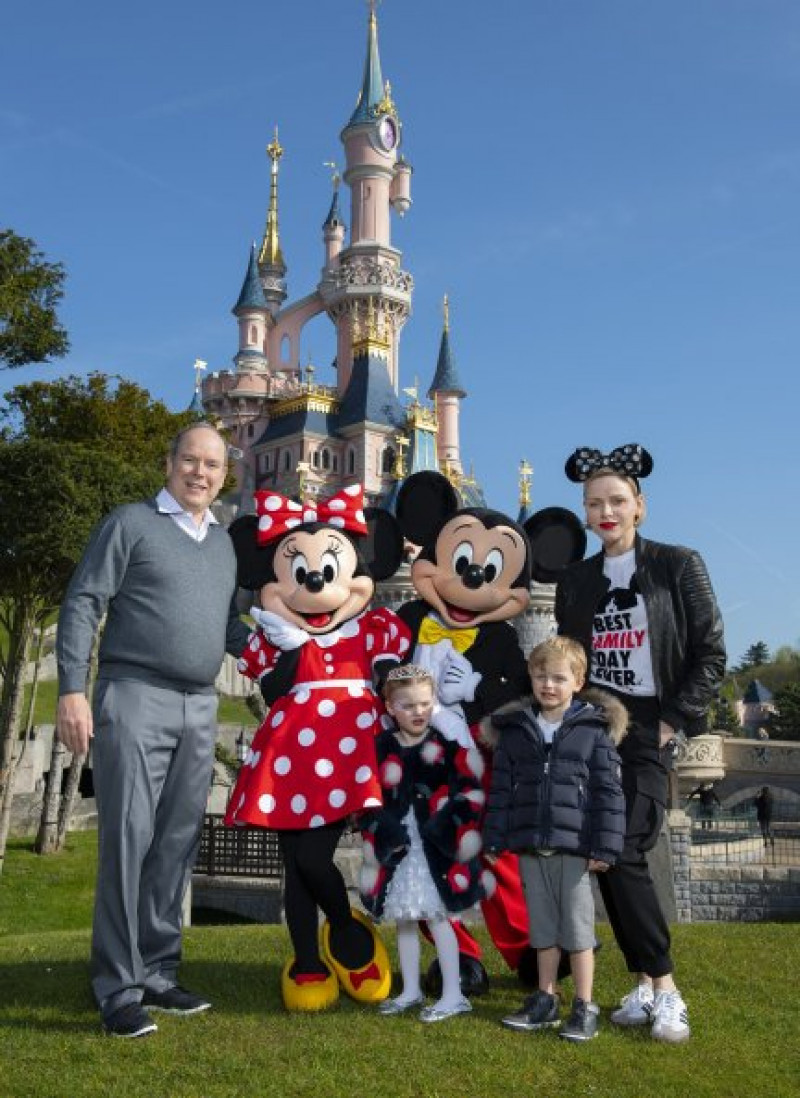 La familia al completo, posando con Mickey y Minnie Mouse.