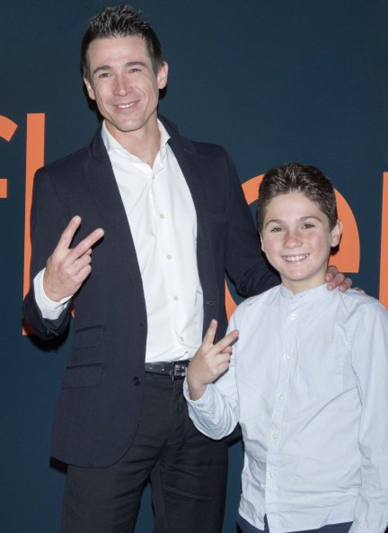 El actor posó así de sonriente con su hijo, de 11 años, que ha seguido sus pasos artísticos