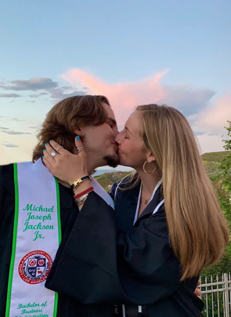 Prince Michael, celebrando el título con su novia.