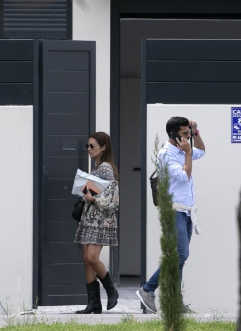 Paula, saliendo de su nuevo chalet con Miguel Torres.