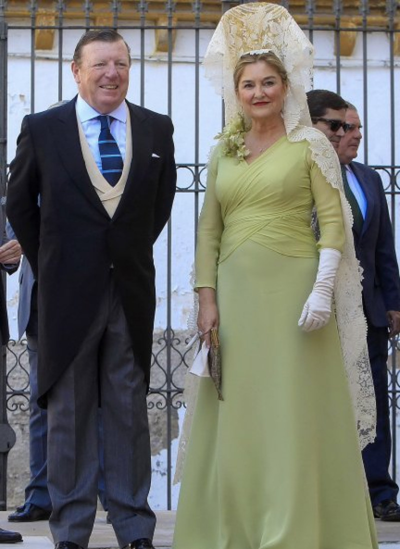 César Cadaval y su esposa, Patricia Rodríguez, esperando la llegada de los novios.
