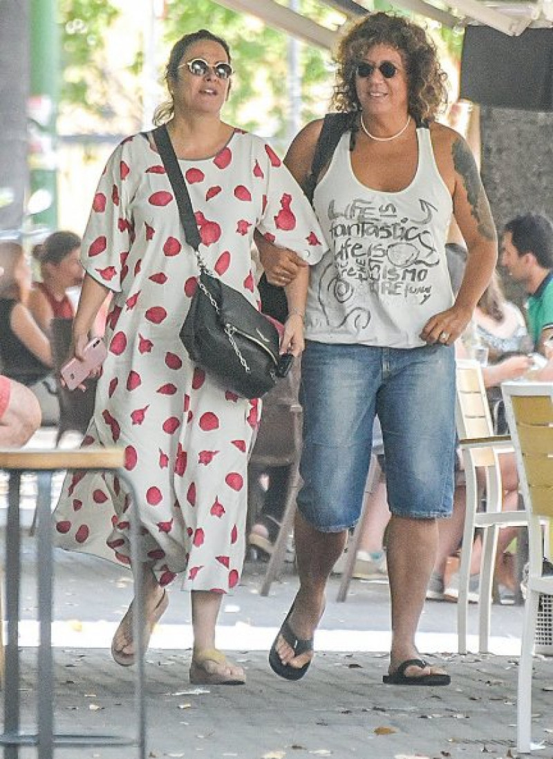 Toñi y Rosana paseando por Sevilla.