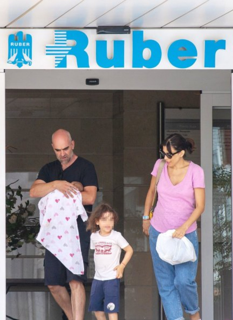 Luis y su familia, saliendo de la Clínica Ruber Internacional.