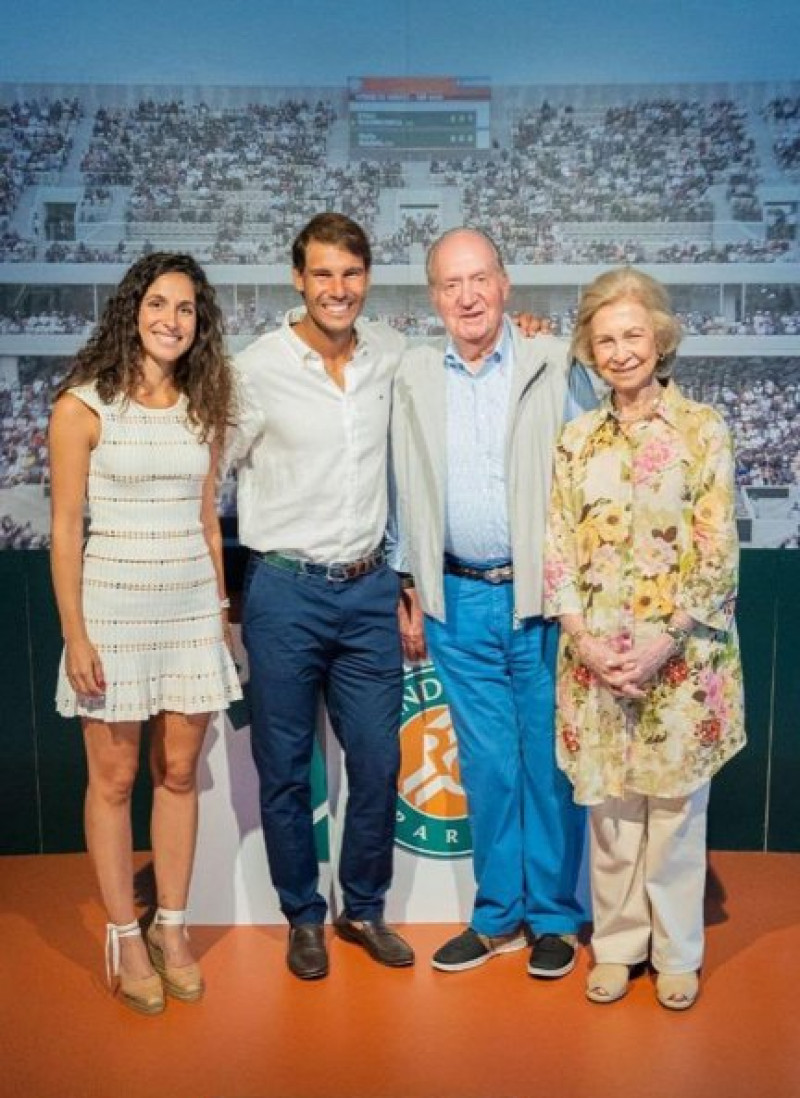 Rafa Nadal y Mery con los Reyes eméritos.